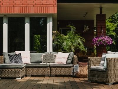 Jak najlepiej wykorzystać patio i podwórko dzięki wygodnym meblom